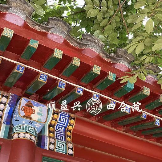 的苏式彩绘,有仙人故事,有山水灵秀;椽子上亦有万字描金与花卉图案,让
