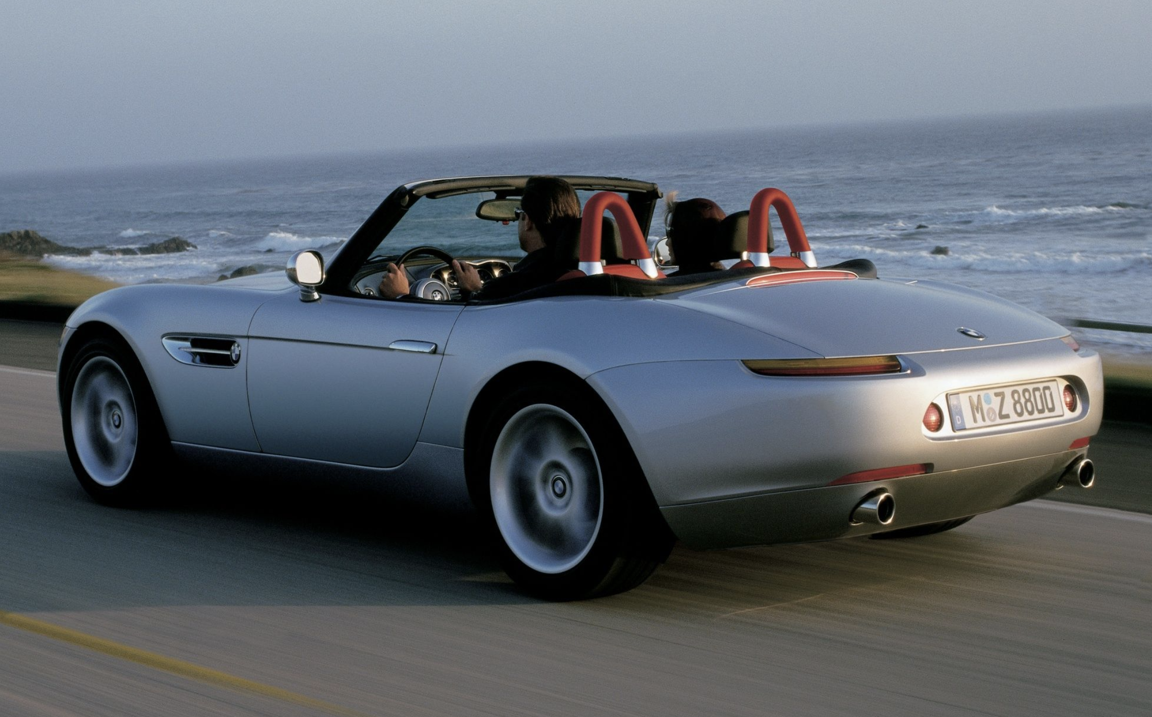 为了向经典的 bmw 507 致敬,宝马推出了一款敞篷跑车,那就是z8.