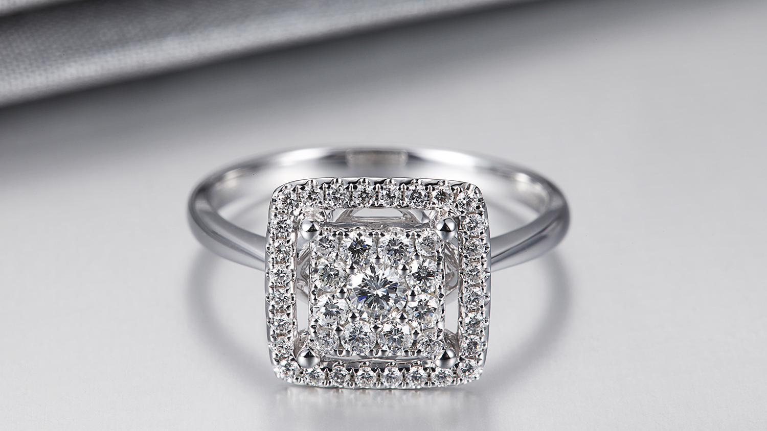 钻戒和群镶钻戒哪个好,其实还要看你需要用它作何用途,如果是求婚戒指