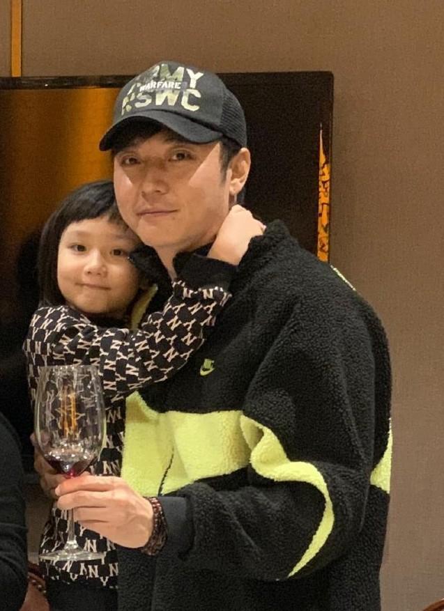 张丹峰呢?50岁洪欣又独自带女儿出门,素颜显疲惫