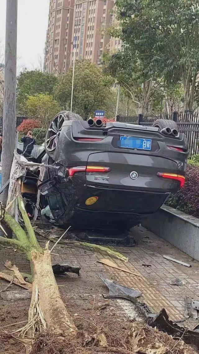 下来转给了车友,也算是物尽其用了)这起事故发生在宁波金茂府小区附近