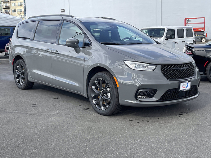 克莱斯勒新款大捷龙在内饰上质感有所提升,配备了三辐式多功能方向盘