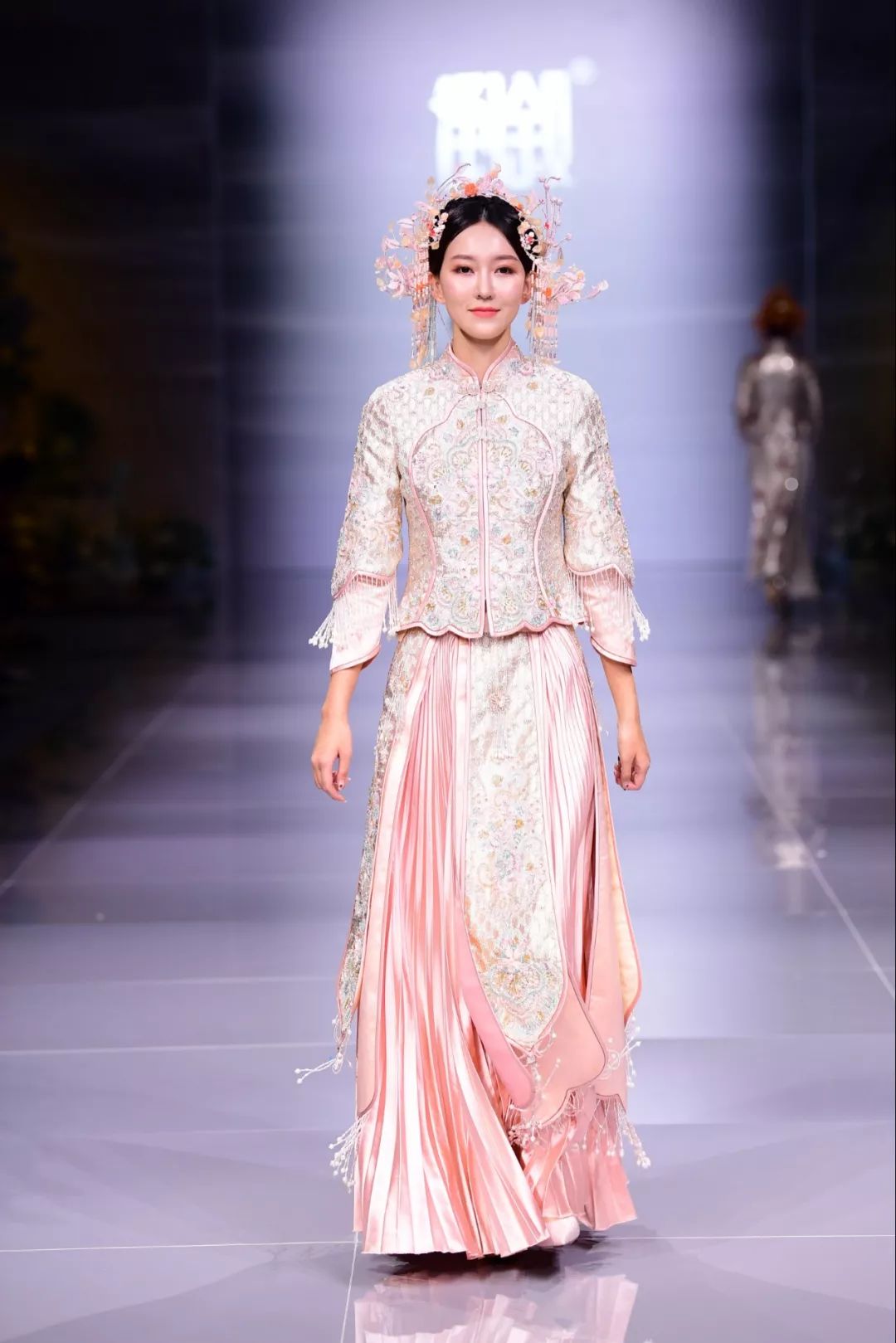 传统经典,创新延伸,倒叙的目标不仅是定制独属中国新娘的新中式嫁衣