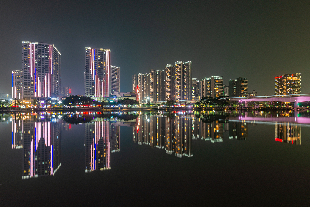2021年3月9日,广州,南沙区黄阁镇蕉门河中心区域一带的城市建筑夜景迷人。(图片来源:视觉中国)