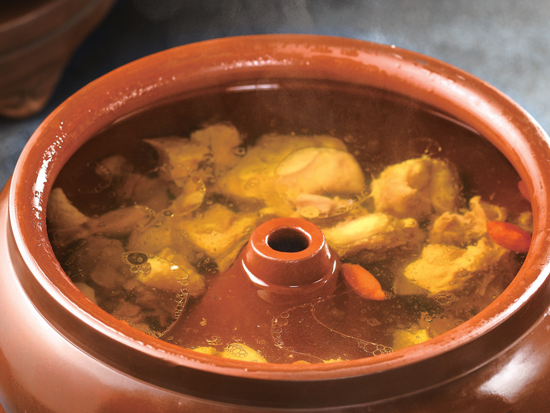 原汁汽锅鸡 汽锅蒸熟的鸡肉,保持了鸡肉最原始的味道,跳过调味料的