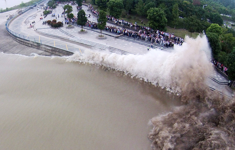 2015年9月28日,杭州,受超强台风“杜鹃”影响,钱塘江迎来天文大潮期。钱江潮水势涌向下沙七格堤坝。