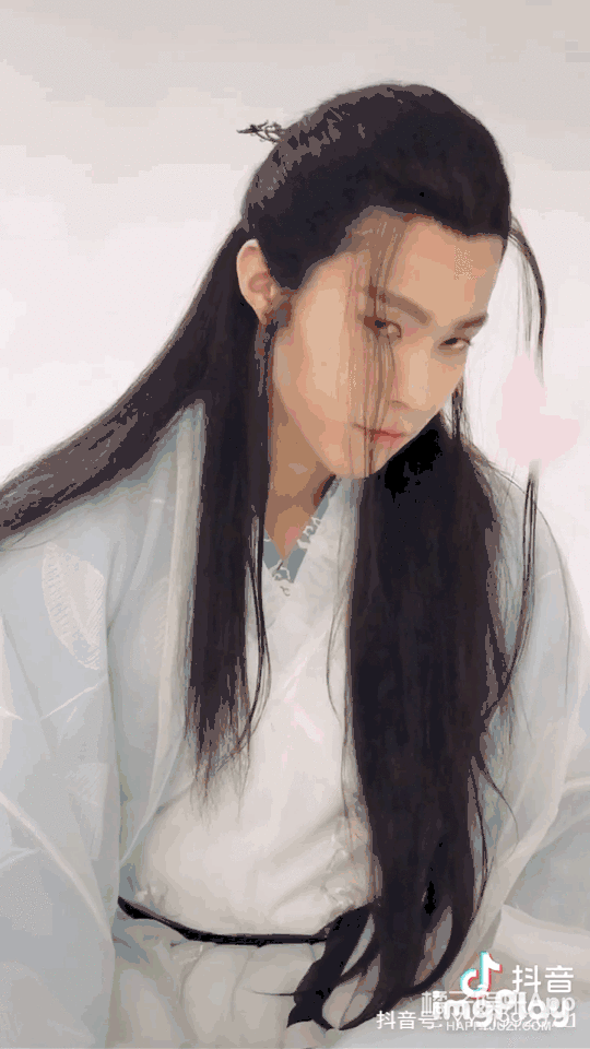 动图笨重感和粉感更强↓只是古装上身后,影楼感很浓↓也不能说难看