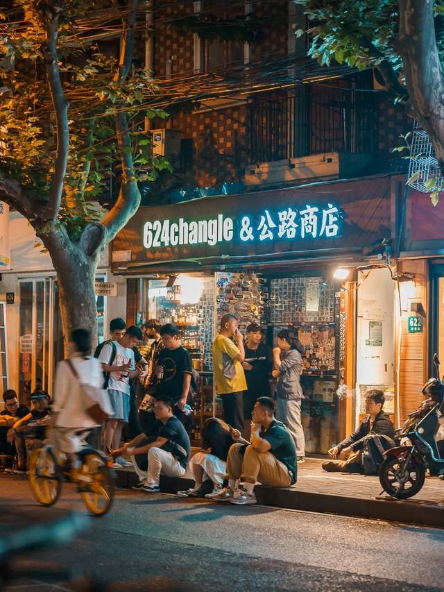 市中心入夜即狂欢的酒吧街,是时候曝光了