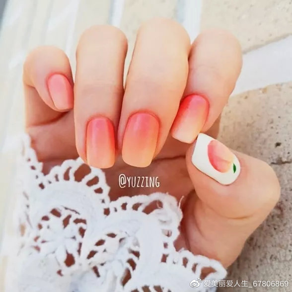 也可以选择这种大拇指画桃子另外几个指甲采用蜜桃色系的渐变色晕染
