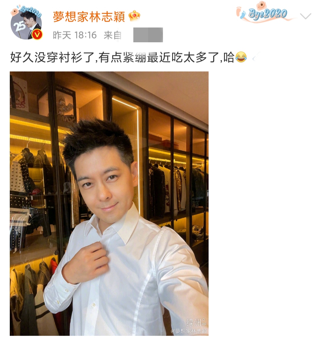 画面中林志颖身穿白色衬衣顶一头潮酷发型对着镜头露出浅浅的微笑