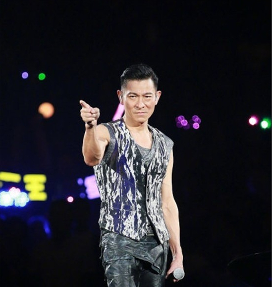 说不清楚中国爱豆标准的人就看看刘德华吧?几十年前就划定了标准