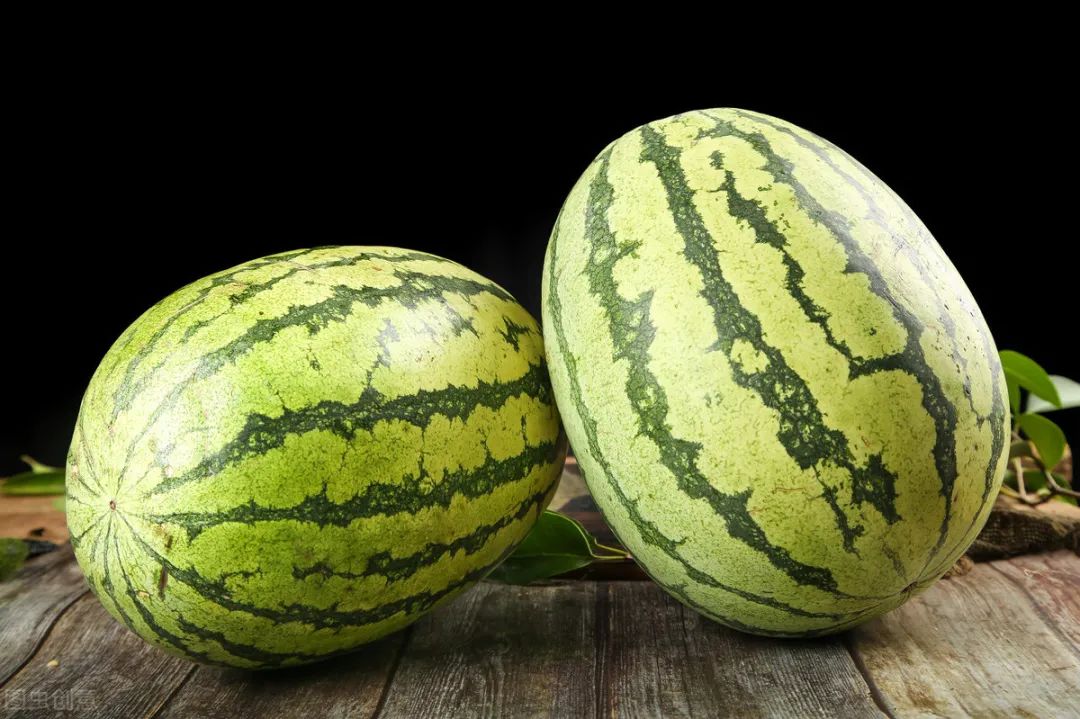 个简单的例子,在超市看到一个海南产绿色无籽且上面沾满了水珠的西瓜