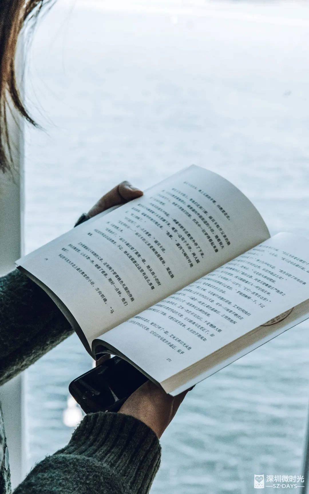 塔内的读者全然沉浸在书中 阳光透过玻璃窗印在脸庞 心情随着书中的