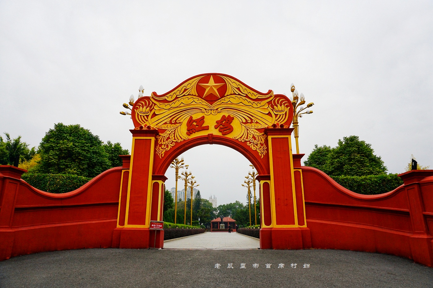 事实上,在广东汕尾的海丰,也有一个名叫"红场"的所在,它是著名的红色