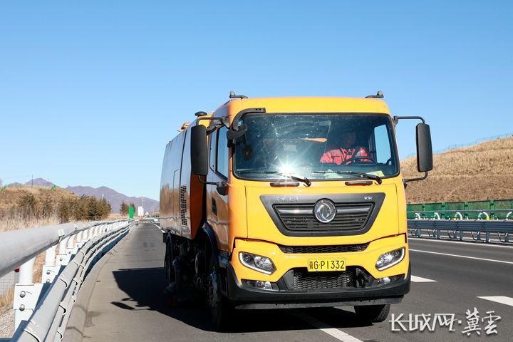 江志刚介绍,大海陀养护工区是延崇高速公路河北段的两大养护工区之一