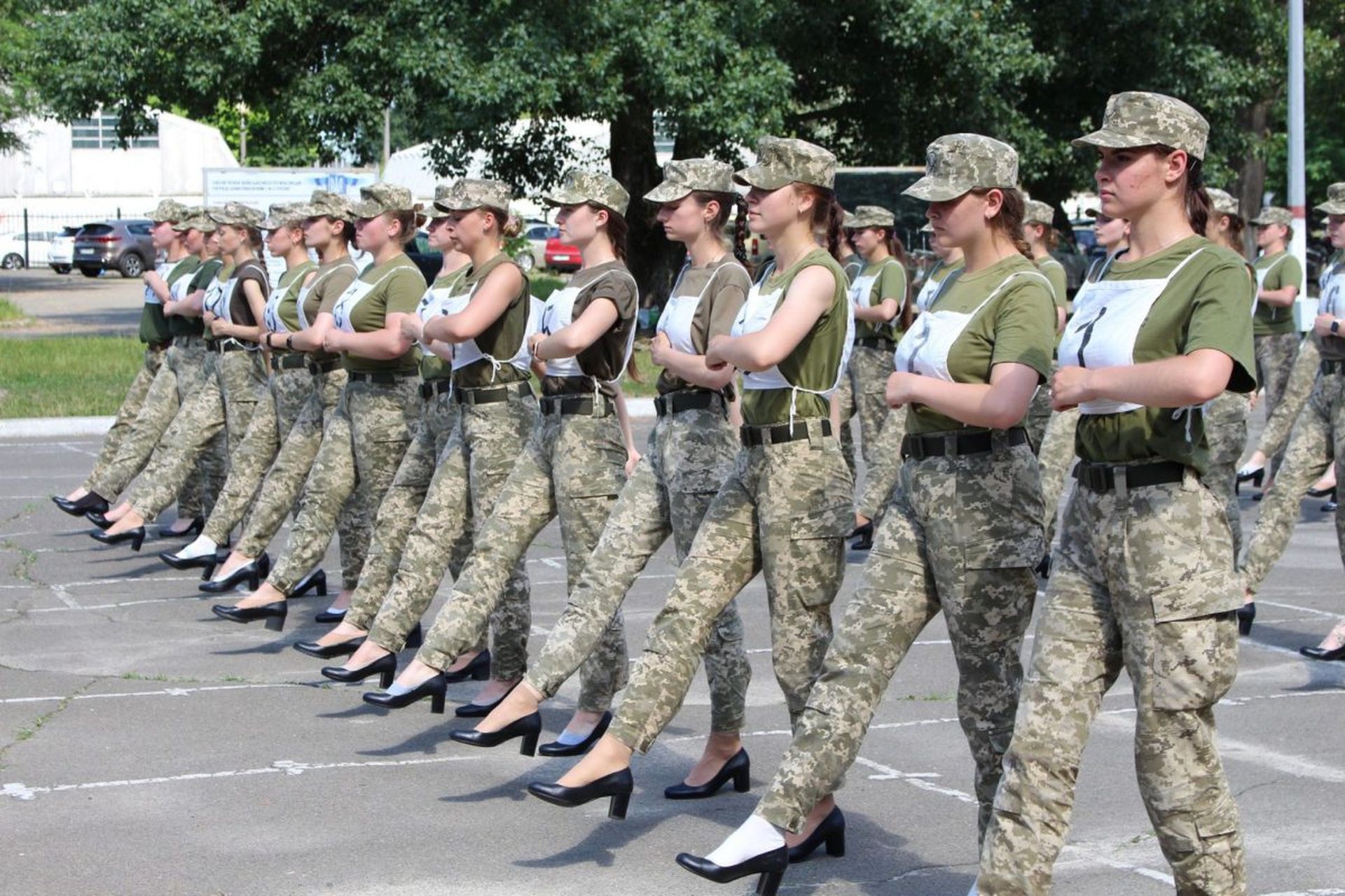 烏克蘭女兵穿高跟鞋練正步 男國防部長被送高跟鞋抗議