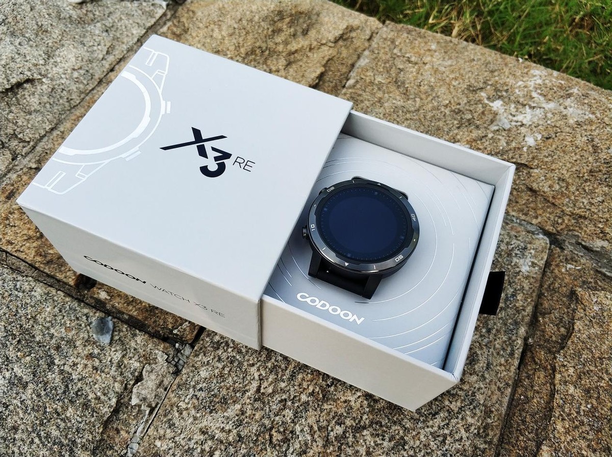 产品包装盒采用白色简约设计,侧边有根拉绳,方便我们抽取.