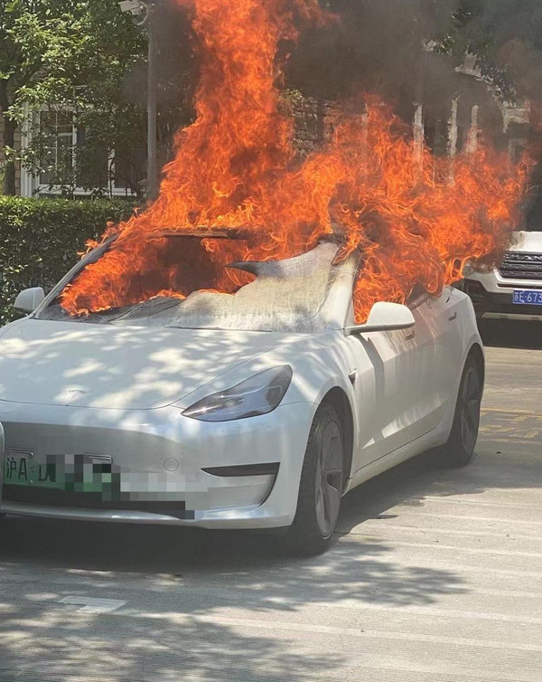 又自燃!特斯拉model 3掛擋發生自燃,車門後備箱被鎖