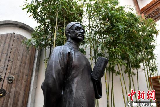图为严复雕像。 吕明 摄
