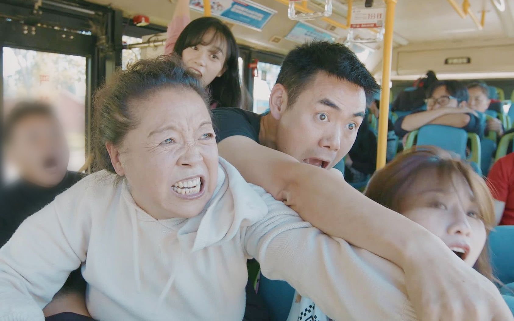 陈翔六点半大妈坐公交众人一时不备她竟砸碎全车玻璃