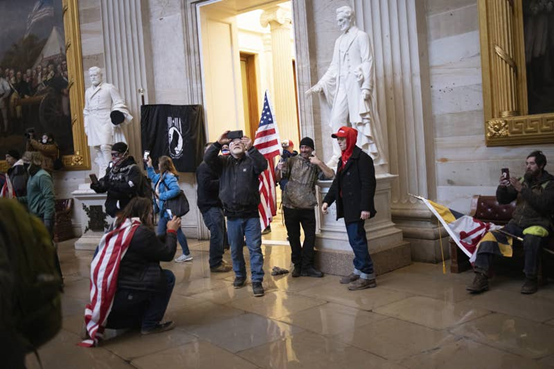 （图说：1月6日，特朗普支持者闯入国会后。图/Getty Images）
