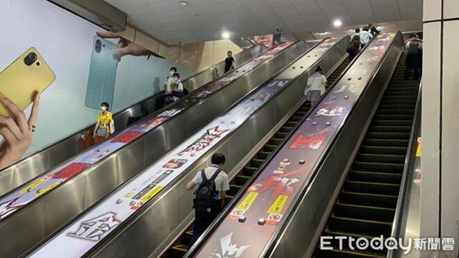 搭乘捷运的旅客大减,乘坐手扶梯时有意识互相隔开距离。图自“ETtoday新闻云”