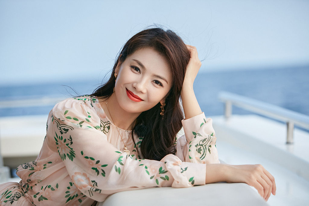 刘涛穿印花长裙拍写真,红唇浅笑长发飘逸又美又仙_凤凰网娱乐_凤凰网