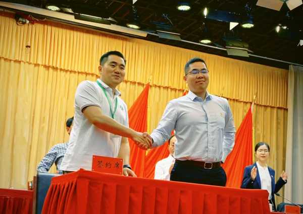 汤月波(左)与兴化金融青工委签订创新型银企生态合作协议据了解,第四