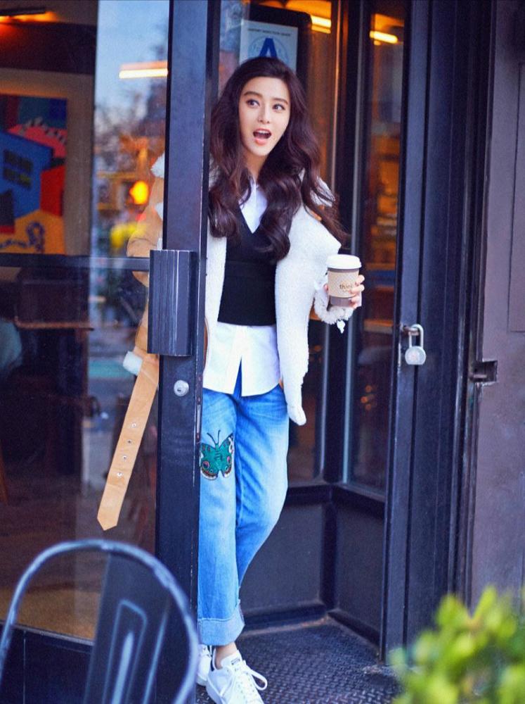 范冰冰女王范回归,浅蓝色羊羔毛外套时尚保暖,短款配长靴秀美腿