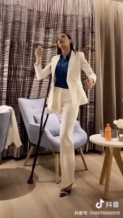 这位姐姐不光飒,妩媚起来也很美,之前参加健美比赛还赢得了旗袍组的第