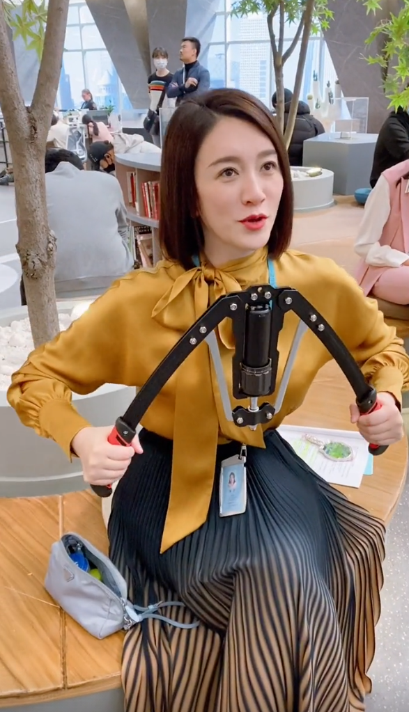 李小冉斗胆挑战臂力器 皮肤白皙透亮更抢镜