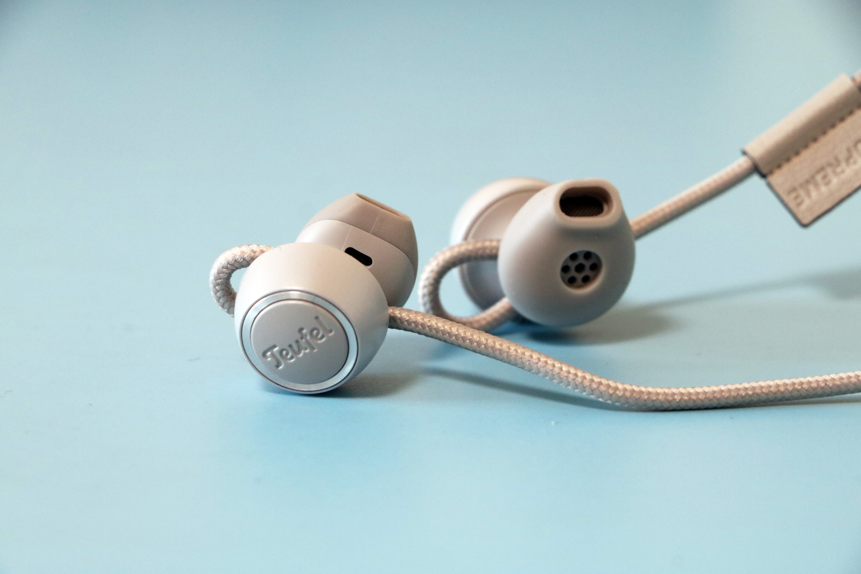 尝鲜德系运动蓝牙耳机款式配色让人心动音质实力比肩airpods