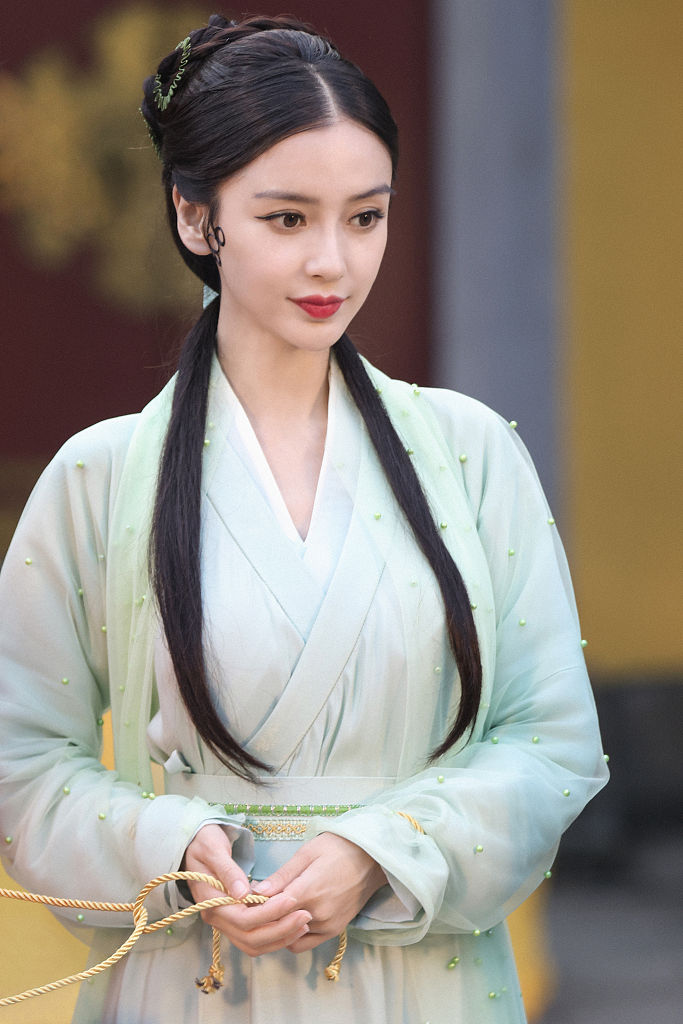 打开凤凰新                     ,2021年7月2日讯,angelababy的一组