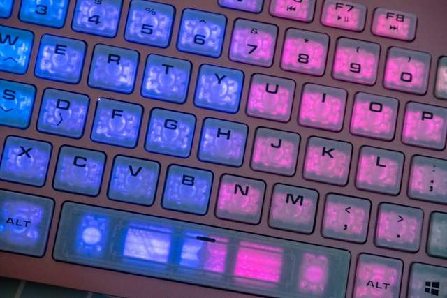 骨伽vantar ax pink巧克力键盘的背光灯效果看起来相当的酷炫