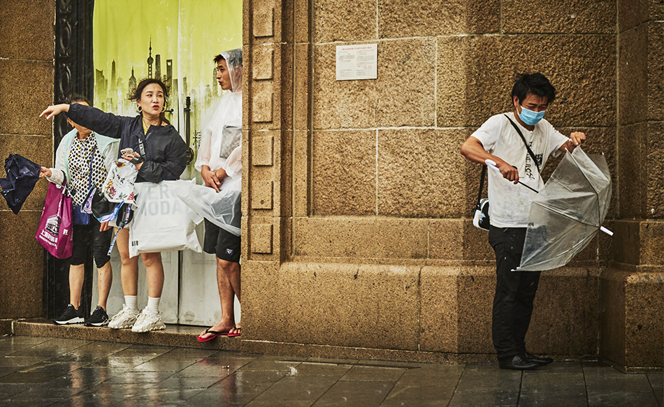 躲雨的人照片图片