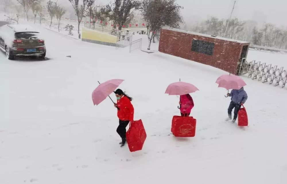 ▲11月7日，山东省邹平市迎来寒潮降雪，黄山街道养老机构工作人员把志愿者送来的棉被送到老人房间。（董乃德/人民视觉）
