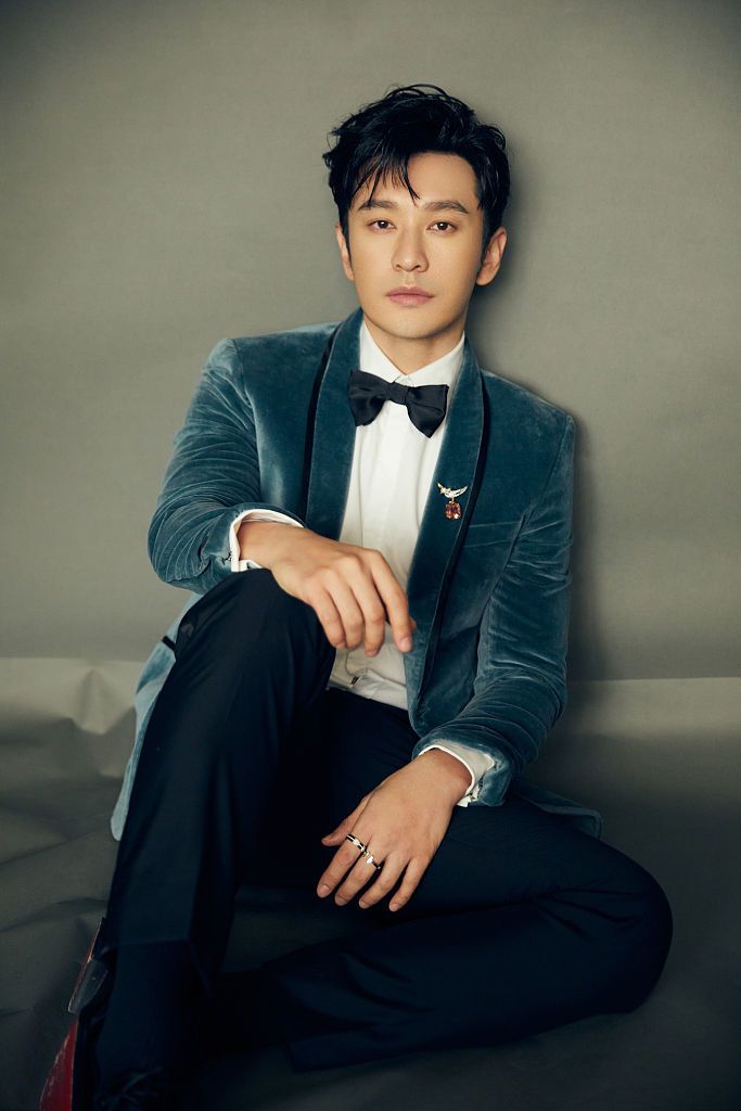 黄晓明亮相2021金鸡奖闭幕式并担任主持西装造型绅士儒雅