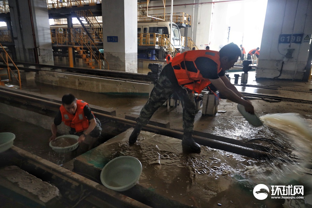 武警参与郑州地铁轨道淤泥清理工作