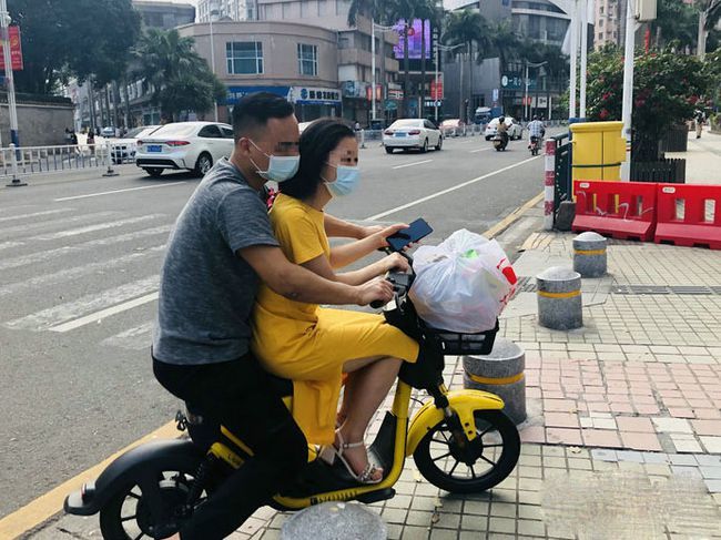 两个人骑电动车的照片图片