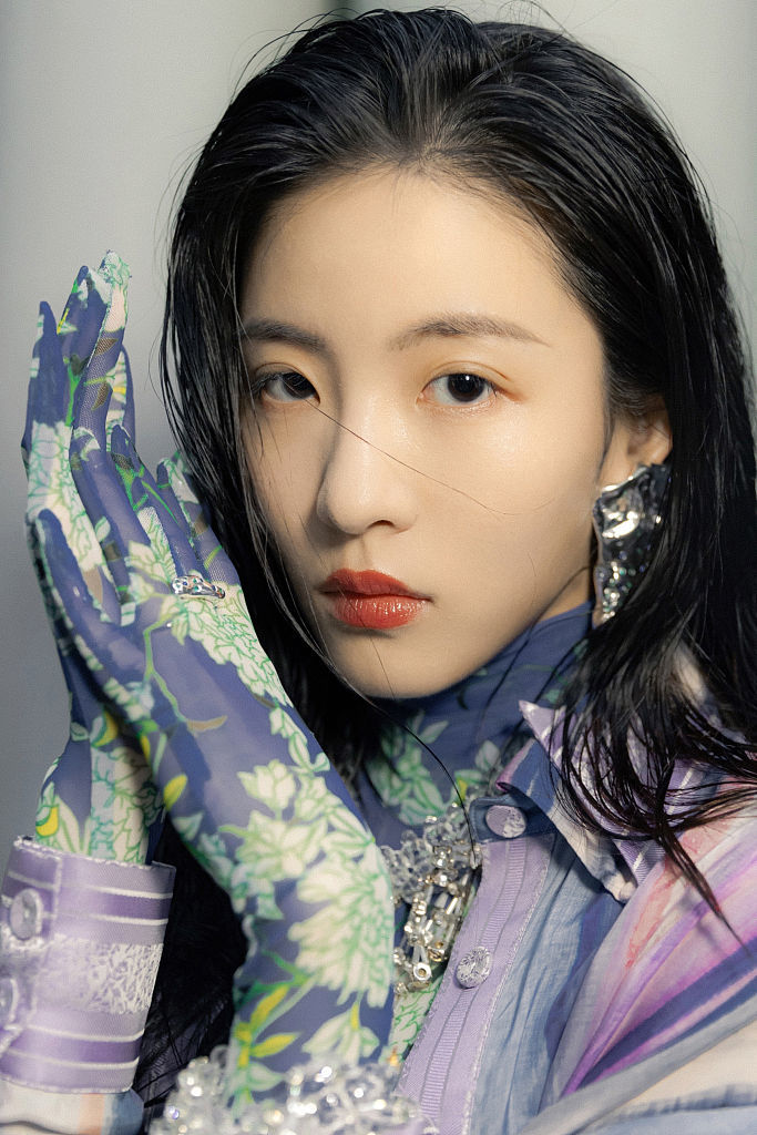 孙芮紫色系条纹套装浪漫摩登湿发红唇眼神充满故事感