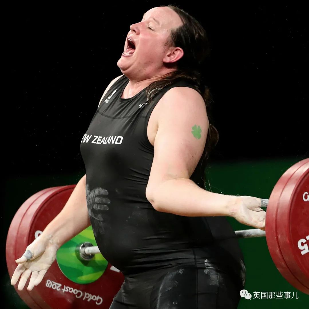 但在挺举过程中,她的手肘突然内翻,当场脱臼,无奈中途退赛.