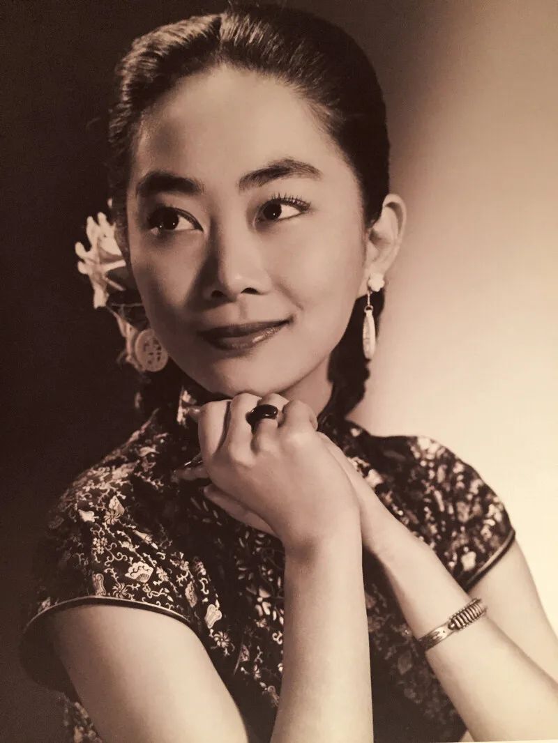 卢燕的母亲是有"坤伶须生泰斗"之称的李桂芬,她从小便跟着母亲和义父