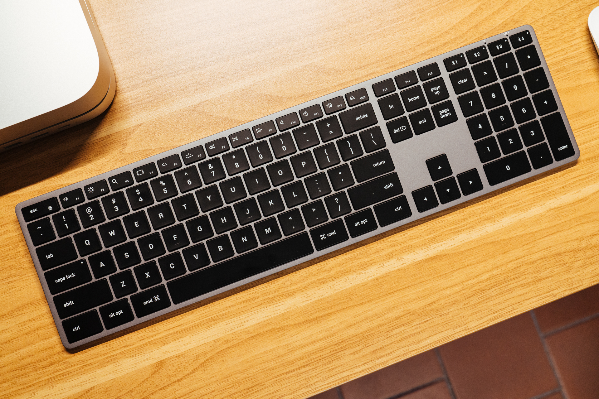 mac mini是需要自备键盘鼠标的,虽然说苹果原厂的键盘匹配度最好,但是