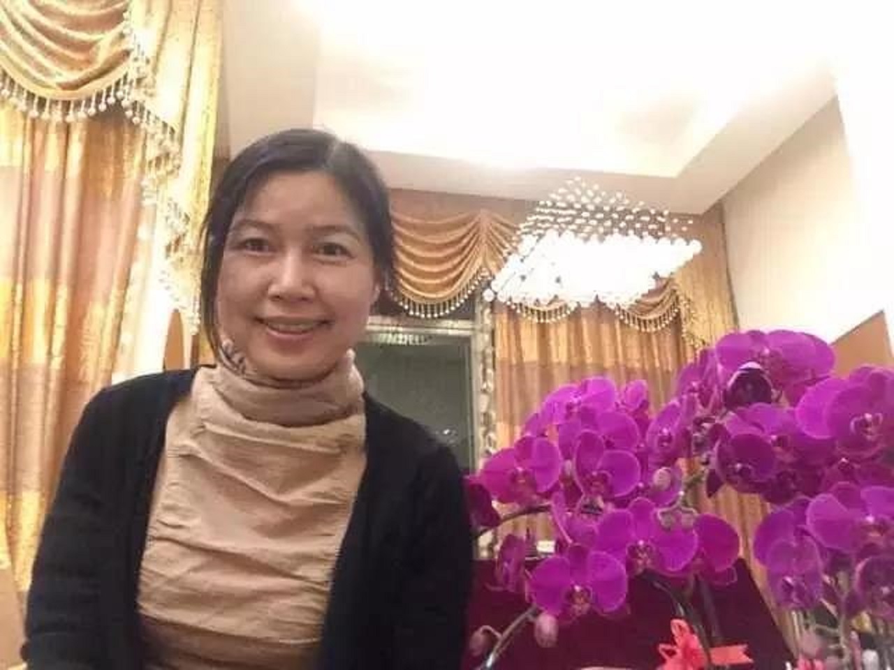 在成功女企业家的背后,骆锦红也有自己艰辛的创业之路.