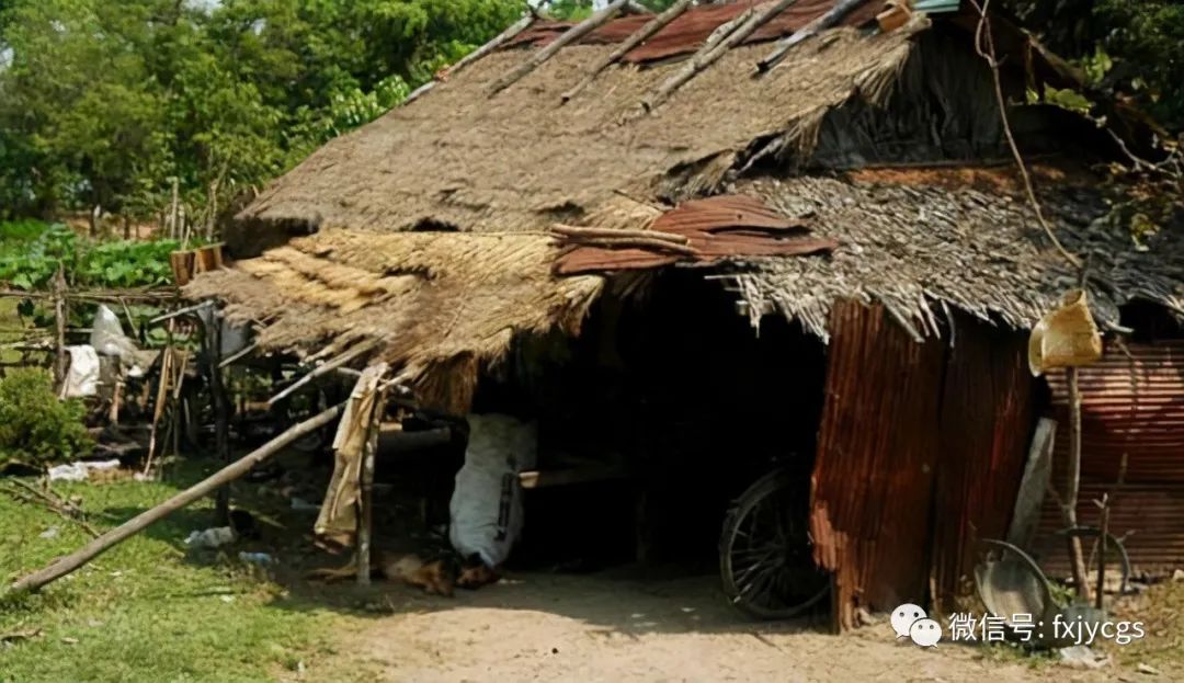 醉一刀杀猪狠,对自己也狠,头破了,地被他砸出了一个坑.