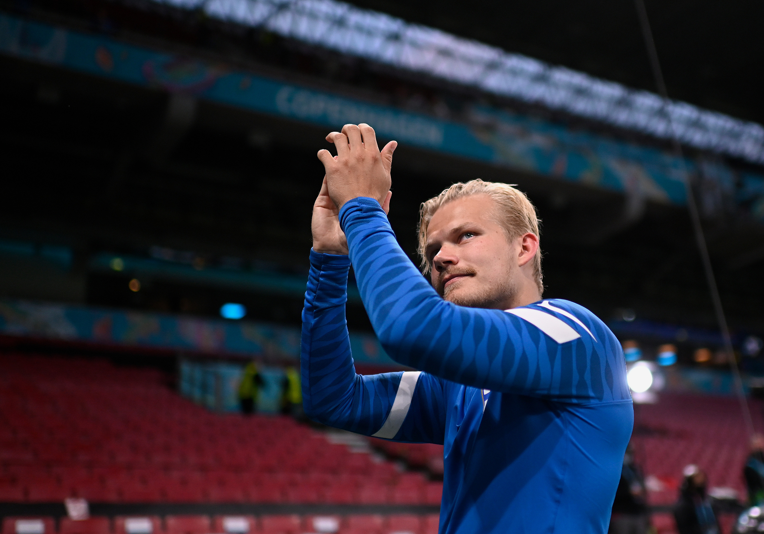 芬兰球员赛后感谢球迷。