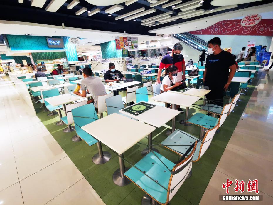 当地时间5月16日,菲律宾首都马尼拉CBD马卡蒂LANDMARK商城室内美食广场大排档,按照卫生标准恢复营业。从5月15日至31日,首都大马尼拉地区及邻近4省布拉干、甲米地、拉古那、黎刹(NCR Plus)以及其他一些地区,防疫隔离分类从“修订版加强社区隔离”降为更宽松的“一般社区隔离” 。商圈内餐厅、咖啡厅均恢复开放堂食,餐饮业用餐座位限制,堂食从10%放宽到20%,室外从20%放宽到50%。 中新社记者 关向东 摄