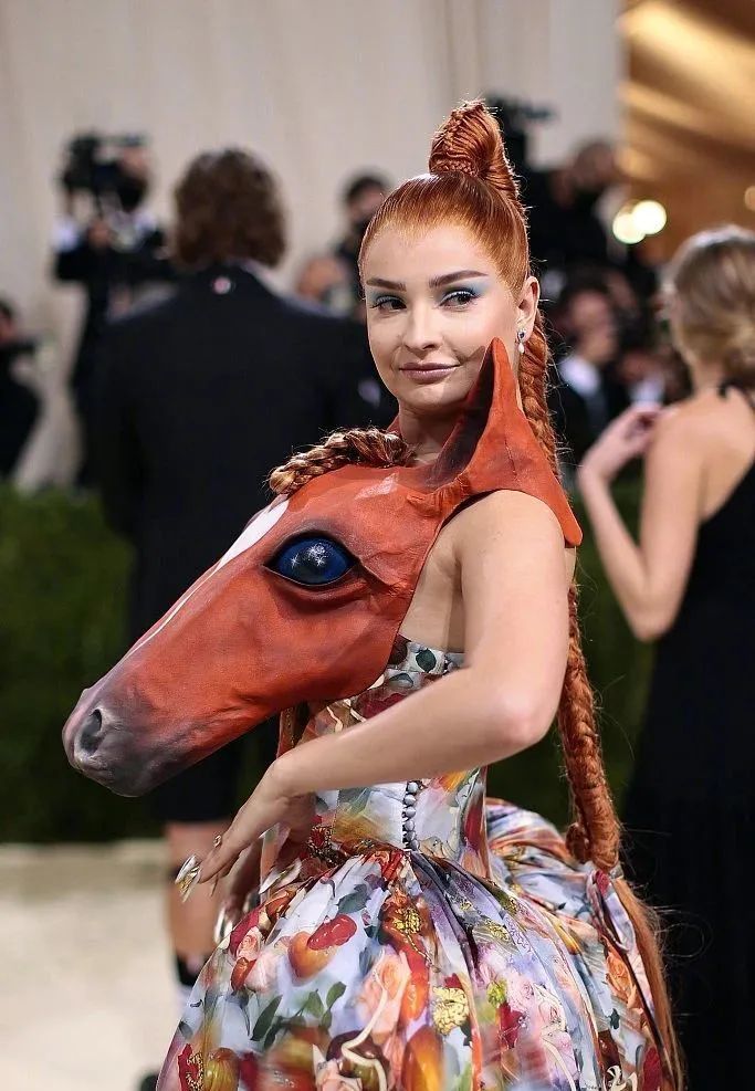 国外红毯奇装异服:卡戴珊全黑蒙面,戳爷穿长裙,还有人扮成马