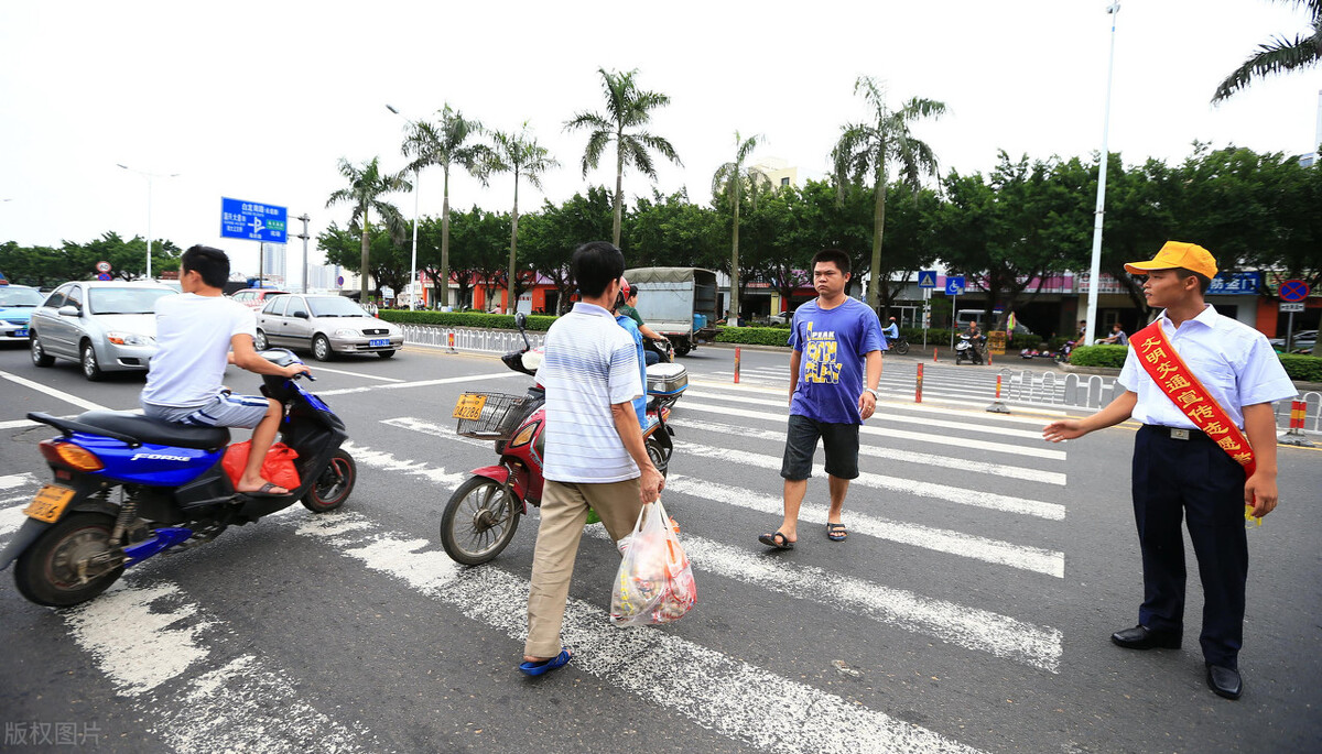 电动车过马路没有推行,出了车祸还要担责任?__凤凰网