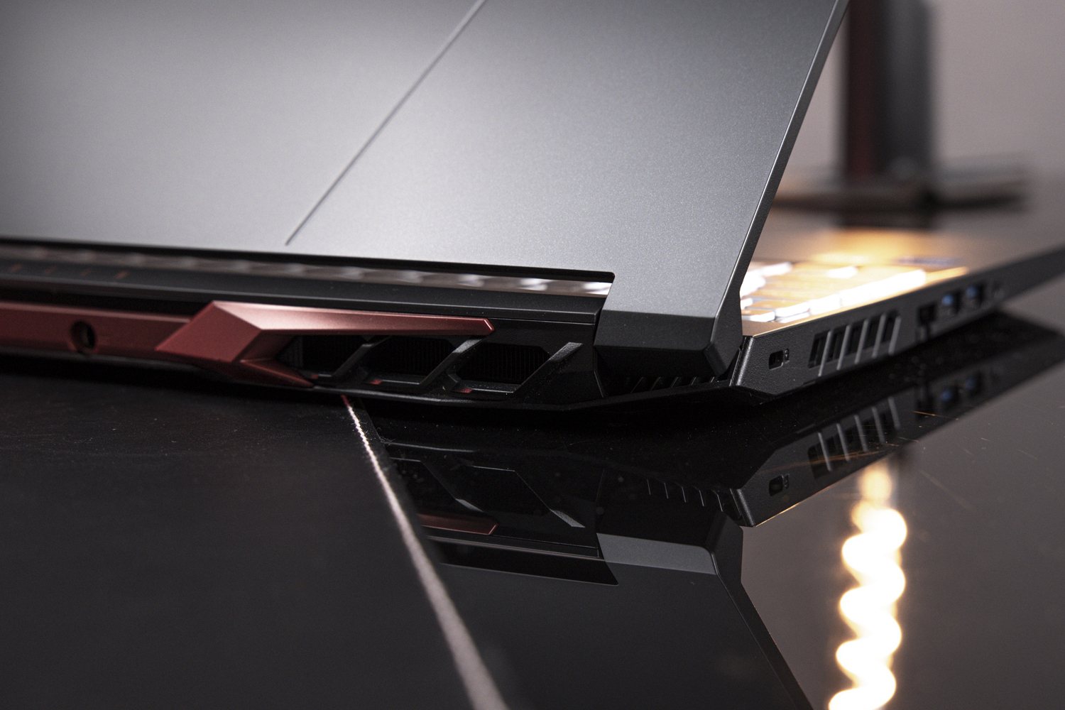 在外观设计上,宏碁暗影骑士·擎游戏本延续了该系列一贯的硬朗派电竞